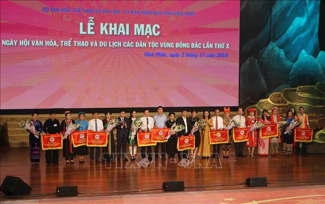 Trong ảnh: Ban tổ chức tặng cờ lưu niệm cho các đoàn về tham dự liên hoan. Ảnh: Thanh Tùng-TTXVN