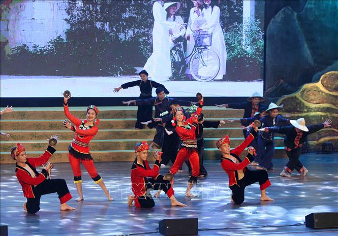 Trong ảnh: Chương trình nghệ thuật trong đêm khai mạc với chủ đề “Lung linh sắc màu vùng Đông Bắc”. Ảnh: Thanh Tùng-TTXVN