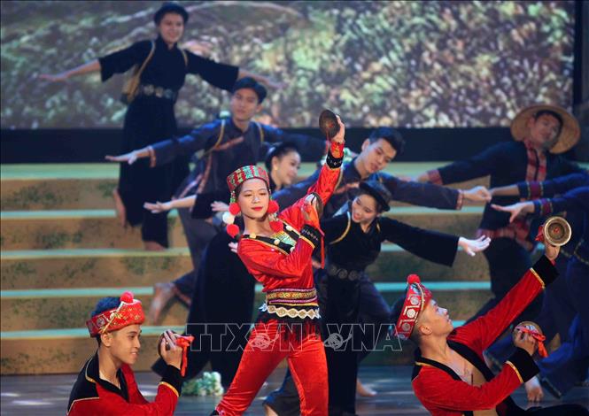 Trong ảnh: Chương trình nghệ thuật trong đêm khai mạc với chủ đề “Lung linh sắc màu vùng Đông Bắc”. Ảnh: Thanh Tùng-TTXVN