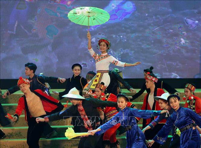 Trong ảnh: Chương trình nghệ thuật trong đêm khai mạc với chủ đề “Lung linh sắc màu vùng Đông Bắc”. Ảnh: Thanh Tùng-TTXVN