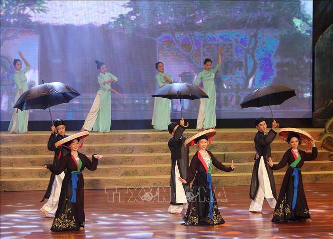 Trong ảnh: Chương trình nghệ thuật trong đêm khai mạc với chủ đề “Lung linh sắc màu vùng Đông Bắc”. Ảnh: Thanh Tùng-TTXVN