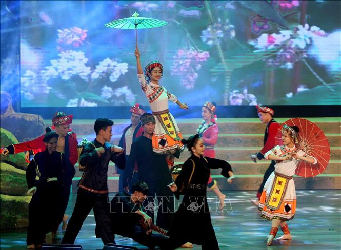 Trong ảnh: Chương trình nghệ thuật trong đêm khai mạc với chủ đề “Lung linh sắc màu vùng Đông Bắc”. Ảnh: Thanh Tùng-TTXVN