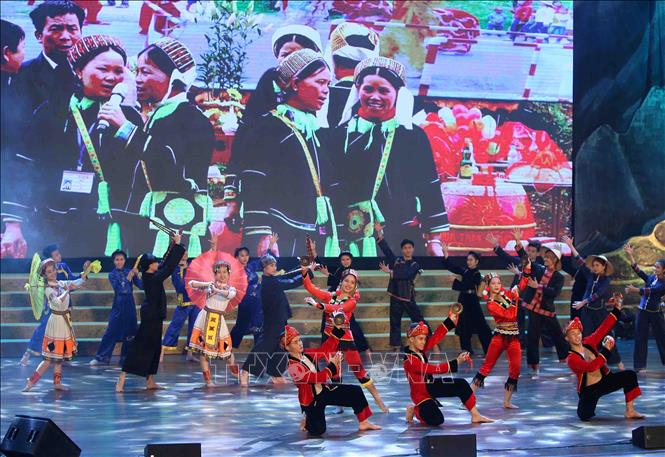 Trong ảnh: Chương trình nghệ thuật trong đêm khai mạc với chủ đề “Lung linh sắc màu vùng Đông Bắc”. Ảnh: Thanh Tùng-TTXVN