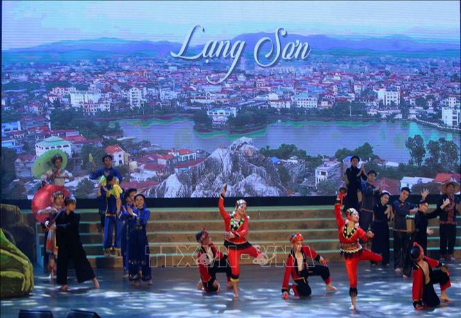 Trong ảnh: Chương trình nghệ thuật trong đêm khai mạc với chủ đề “Lung linh sắc màu vùng Đông Bắc”. Ảnh: Thanh Tùng-TTXVN