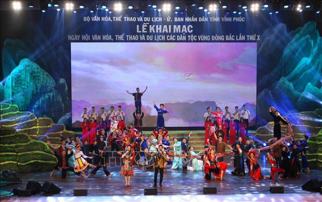 Trong ảnh: Chương trình nghệ thuật trong đêm khai mạc với chủ đề “Lung linh sắc màu vùng Đông Bắc”. Ảnh: Thanh Tùng-TTXVN