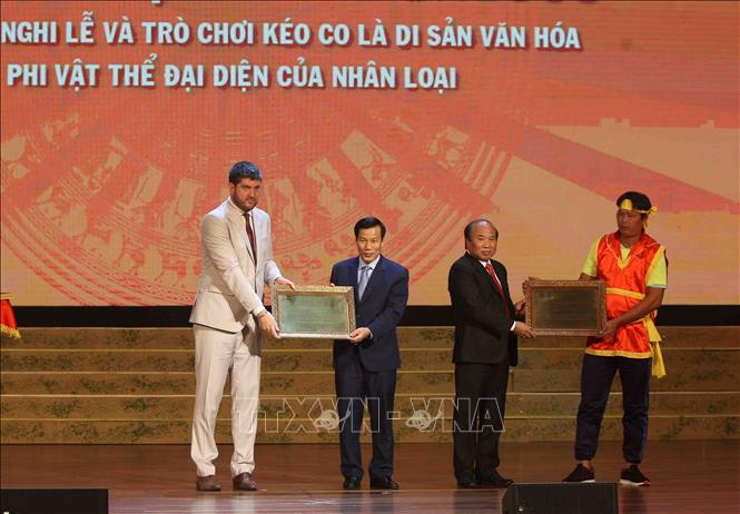 Trong ảnh: Ông Michael Croft, Trưởng đại diện Văn phòng UNESCO tại Việt Nam trao Bằng của Unesco ghi danh “Nghi lễ và trò chơi kéo co là di sản văn hóa phi vật thể của nhân loại”. Ảnh: Thanh Tùng-TTXVN