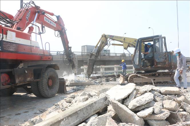 Trong ảnh: Thi công sửa chữa cầu Bến Lức. Ảnh: Thanh Bình-TTXVN