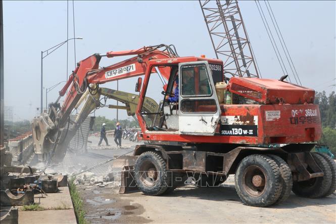 Trong ảnh: Thi công sửa chữa cầu Bến Lức. Ảnh: Thanh Bình-TTXVN