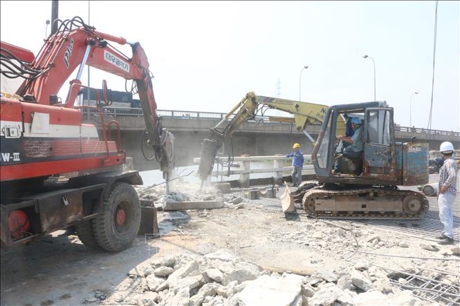 Trong ảnh: Thi công sửa chữa cầu Bến Lức. Ảnh: Thanh Bình-TTXVN
