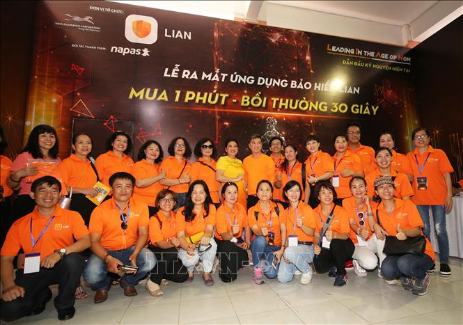 Trong ảnh: Các thành viên của VASS và nhà sáng lập ứng dụng LIAN, bà Đỗ Thị Kim Liên tại lễ ra mắt ứng dụng LIAN. Ảnh: Thế Anh-TTXVN