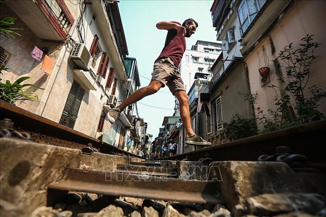 Trong ảnh: Du khách nước ngoài thích thú thể hiện những bước nhảy qua đường ray khi đến thăm 