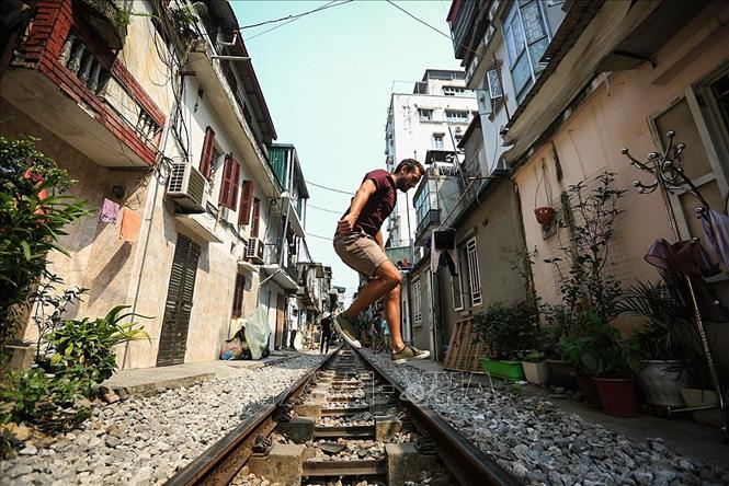 Trong ảnh: Khách du lịch là người nước ngoài thích thú thể hiện những bước nhảy qua đường ray khi đến thăm 