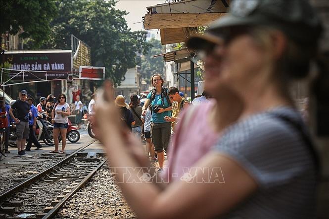 Trong ảnh: Du khách phấn khích xem lại hình ảnh khoảnh khắc vừa lưu giữ lại được khi đoàn tàu chạy qua. Ảnh: Trọng Đạt - TTXVN