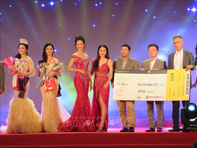 Trong ảnh: Hai Quán quân của các mùa giải trước (Đầm đỏ) chụp cùng tân Quán quân và Á quân của mùa thi năm nay. Ảnh: Ánh Tuyết - TTXVN