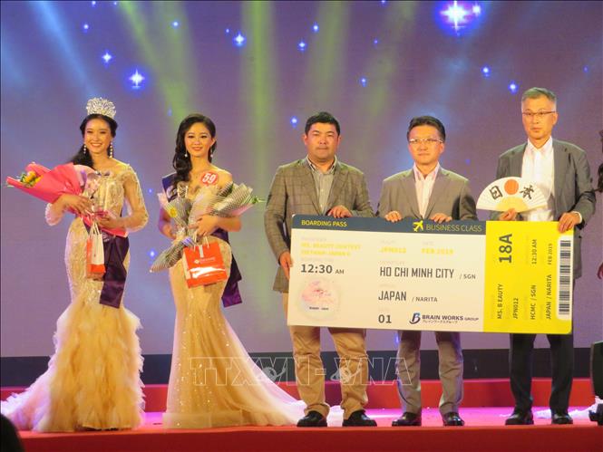 Trong ảnh: Á quân và Quán quân sẽ được một suất du lịch đến Nhật Bản trên chuyến bay của hãng hàng không Vietnam airlines. Ảnh: Ánh Tuyết - TTXVN