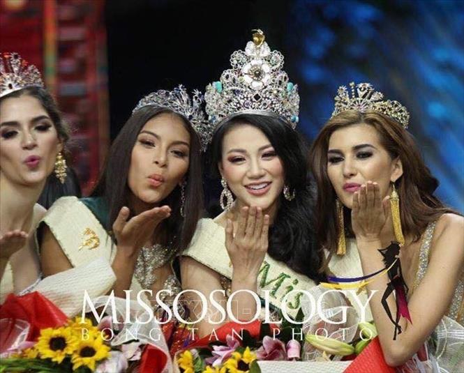 Trong ảnh: Người đẹp Việt Nam Nguyễn Phương Khánh (giữa) đăng quang Hoa hậu Trái Đất 2018.Ảnh: TTXVN