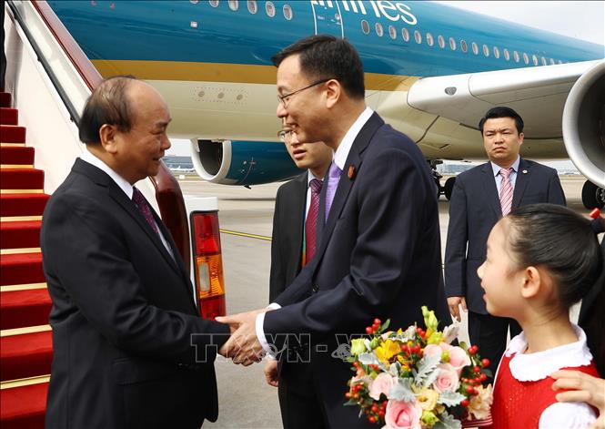  Trong ảnh: Lễ đón Thủ tướng Nguyễn Xuân Phúc  tại sân bay Hồng Kiều, Thượng Hải. Ảnh: Thống Nhất - TTXVN