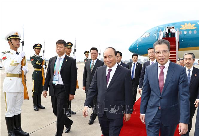 Trong ảnh: Lễ đón Thủ tướng Nguyễn Xuân Phúc  tại sân bay Hồng Kiều, Thượng Hải. Ảnh: Thống Nhất – TTXVN