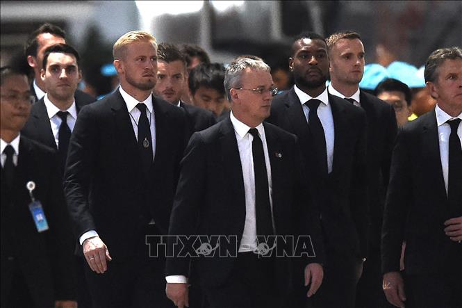 Trong ảnh: Các cầu thủ và nhân viên CLB Leicester City tiễn biệt Chủ tịch Vichai Srivaddhanaprabha tại đền Wat Thepsirin, Bangkok, Thái Lan ngày 4/11/2018. Ảnh: AFP/ TTXVN