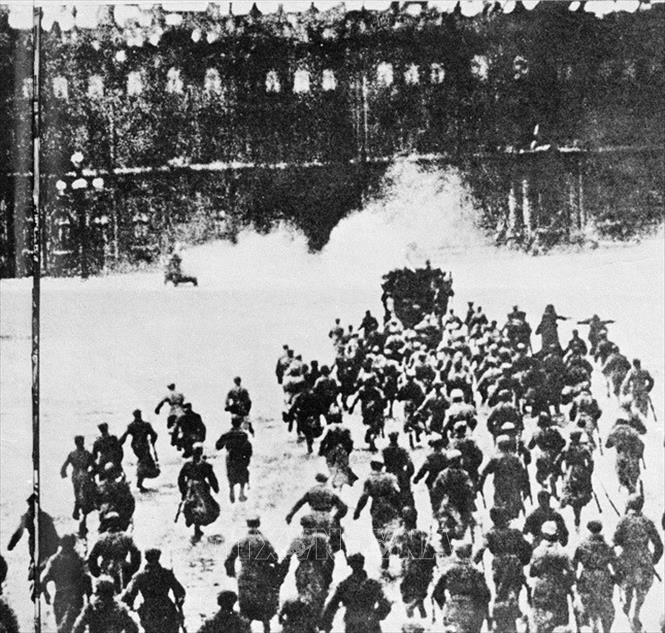 Trong ảnh: Tối 6/11, rạng sáng 7/11/1917, lực lượng thủy thủ, chiến sĩ Cận vệ đỏ và binh sĩ cách mạng tràn vào Cung điện Mùa Đông ở Petrograd (nay là St. Petersburg), bắt giữ các bộ trưởng của Chính phủ lâm thời. Ảnh: Tư liệu TTXVN