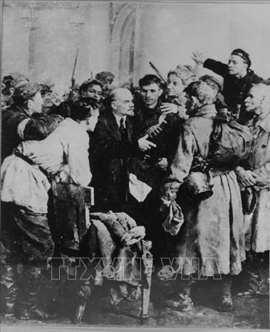 Trong ảnh: V.I.Lenin với các chiến sỹ cách mạng trong Cung điện Smolny chiều 6/11/1917, trực tiếp lãnh đạo cuộc khởi nghĩa. Ảnh: Tư liệu TTXVN