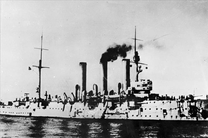 Trong ảnh: Tối 6/11/1917, Chiến hạm Rạng Đông nổ loạt súng lệnh báo hiệu tấn công Cung điện Mùa Đông. Ảnh: Tư liệu TTXVN