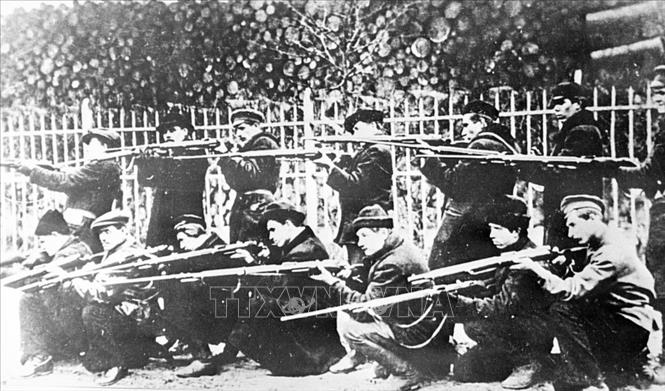Trong ảnh: Lực lượng cách mạng tại Petrograd năm 1917. Ảnh: Tư liệu TTXVN