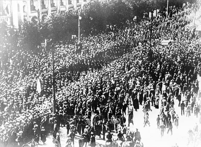 Trong ảnh: Thuỷ quân ở Kronstadt kéo về Petrograd chống chính phủ Tư sản Nga (8/1917). Ảnh: Tư liệu TTXVN