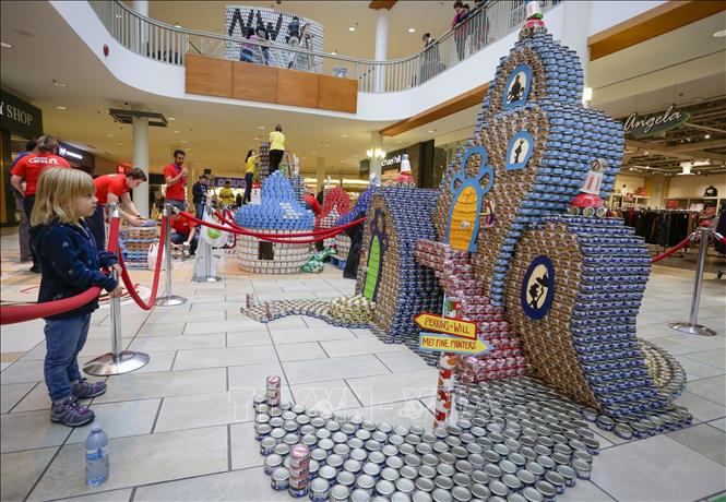Trong ảnh: Các mô hình làm từ đồ hộp trưng bày tại cuộc thi Canstruction ở Vancouver ngày 3/11. Ảnh: THX/TTXVN