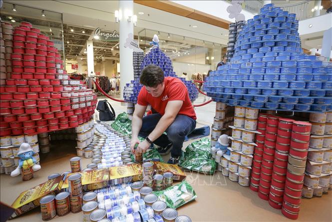 Trong ảnh: Các đội thi xếp mô hình làm từ đồ hộp tại cuộc thi Canstruction ở Vancouver ngày 3/11. Ảnh: THX/TTXVN