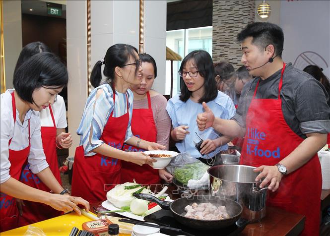 Trong ảnh: Đầu bếp Lee Won-il trao đổi với các học viên những kỹ năng nấu món ăn Hàn Quốc. Ảnh: Lâm Khánh - TTXVN