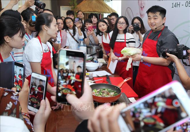 Trong ảnh: Đầu bếp Hàn Quốc Lee Won-il hướng dẫn các học viên làm món Thịt hầm cải thảo. Ảnh: Lâm Khánh - TTXVN