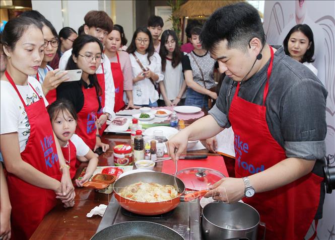 Trong ảnh: Đầu bếp Hàn Quốc Lee Won-il hướng dẫn các học viên làm món Thịt hầm cải thảo. Ảnh: Lâm Khánh - TTXVN