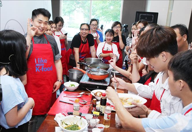 Trong ảnh: Đầu bếp Hàn Quốc Lee Won-il hướng dẫn các học viên làm món Thịt hầm cải thảo. Ảnh: Lâm Khánh - TTXVN