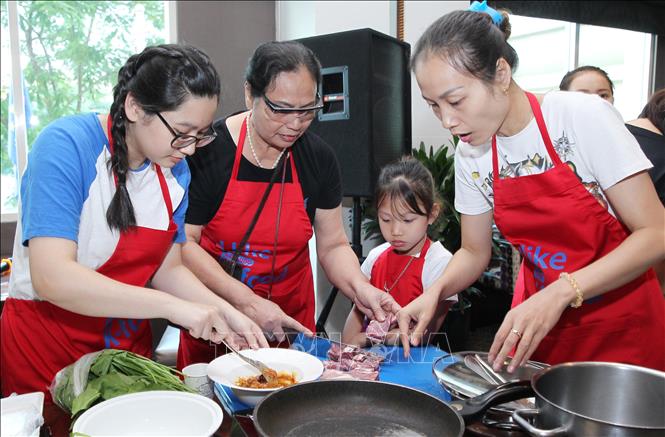 Trong ảnh: Các học viên thực hành nấu các món ăn truyền thống của Hàn Quốc. Ảnh: Lâm Khánh - TTXVN