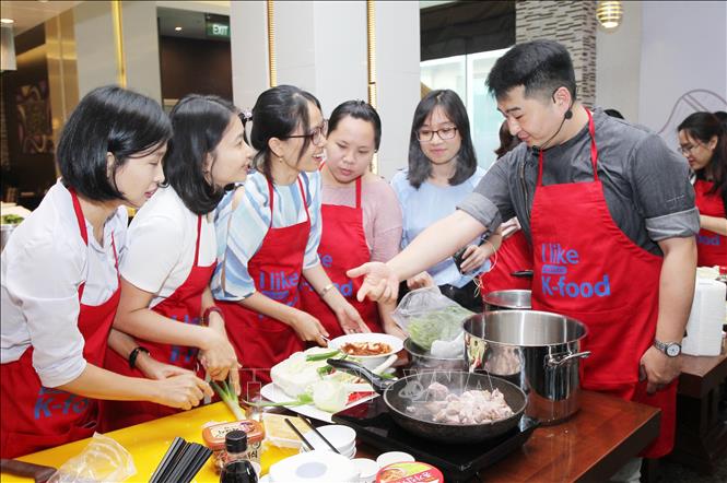 Trong ảnh: Đầu bếp Lee Won-il trao đổi với các học viên những kỹ năng nấu món ăn Hàn Quốc. Ảnh: Lâm Khánh - TTXVN