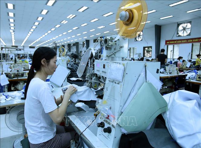 Trong ảnh: Sản xuất các mặt hàng may mặc xuất khẩu tại Công ty TNHH Kydo Việt Nam có vốn đầu tư Hàn Quốc (Khu Công nghiệp Phố nối A, Hưng Yên). Ảnh: Phạm Kiên - TTXVN
