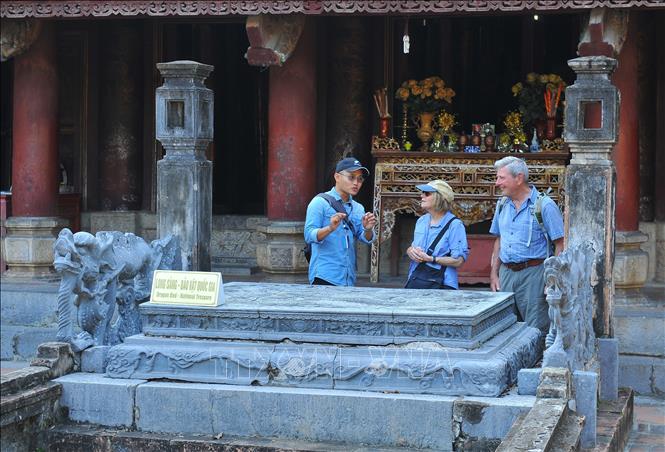 Trong ảnh: Du khách quốc tế tham quan Long sàng tại đền thờ vua Đinh Tiên Hoàng. Ảnh: Minh Đức - TTXVN