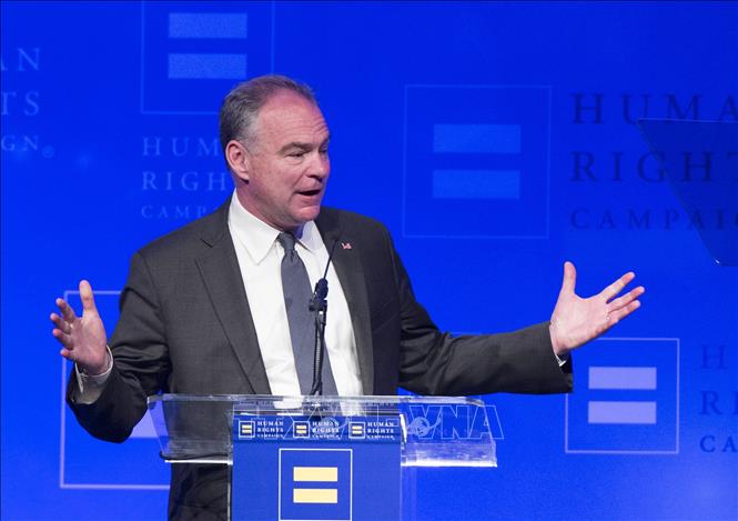 Trong ảnh (tư liệu): Thượng Nghị sĩ Mỹ Tim Kaine phát biểu tại Los Angeles, California ngày 18/3/2017. Ảnh: AFP/ TTXVN