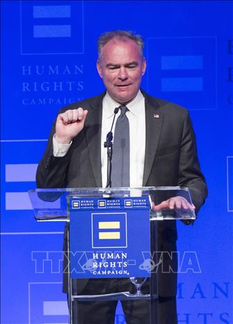 Trong ảnh (tư liệu): Thượng Nghị sĩ Mỹ Tim Kaine phát biểu tại Los Angeles, California ngày 18/3/2017. Ảnh: AFP/ TTXVN