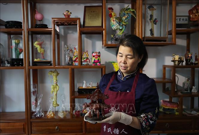 Trong ảnh: Nghệ nhân Li Fengyan giới thiệu một tác phẩm điêu khắc làm từ đường tại Thẩm Dương, tỉnh Liêu Ninh, Trung Quốc ngày 6/11/2018. Ảnh: THX/ TTXVN