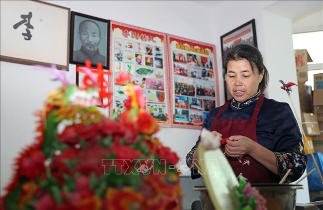 Trong ảnh: Nghệ nhân Li Fengyan hoàn thiện một tác phẩm điêu khắc làm từ đường tại Thẩm Dương, tỉnh Liêu Ninh, Trung Quốc ngày 6/11/2018. Ảnh: THX/ TTXVN