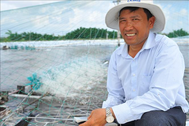 Trong ảnh: Niềm vui của Ông Vũ Hải Đường, Giám đốc Công ty cổ phần đầu tư phát triển thủy sản Bình Minh, với mô hình nuôi tôm công nghệ cao trong nhà lưới ứng dụng nhiều công nghệ vượt trội giúp ngành tôm bứt phá trong tương lai. Ảnh: Minh Đức - TTXVN