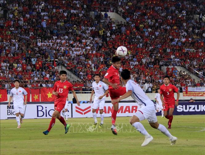 Trong ảnh: Một pha tranh bóng trên không giữa cầu thủ đội tuyển hai đội. Ảnh: Phạm Kiên – Phóng viên TTXVN tại Lào