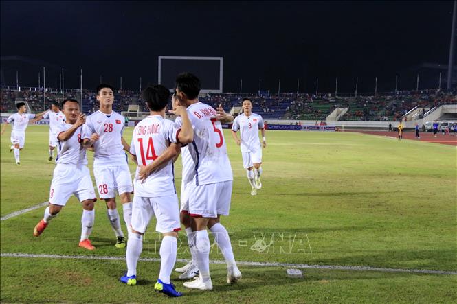 Trong ảnh: Niềm vui của các cầu thủ đội tuyển Việt Nam sau pha ghi bàn của Công Phượng vào lưới đội tuyển Lào ở phút thứ 10 (hiệp 1). Ảnh: Phạm Kiên – Phóng viên TTXVN tại Lào