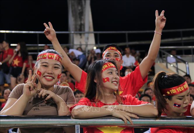 Trong ảnh: Cổ động viên Việt Nam cổ vũ nhiệt tình cho đội tuyển Việt Nam trên Sân vận động Quốc gia Lào, tại Thủ đô Viêng Chăn . Ảnh: Phạm Kiên – Phóng viên TTXVN tại Lào