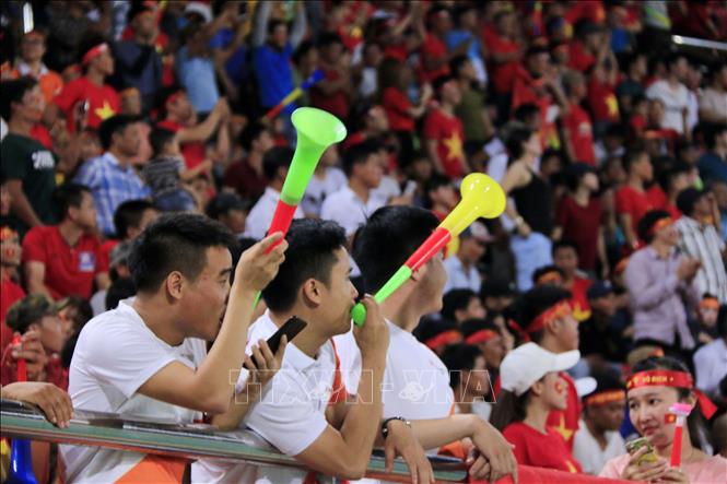 Trong ảnh: Cổ động viên Việt Nam cổ vũ nhiệt tình cho đội tuyển Việt Nam trên Sân vận động Quốc gia Lào, tại Thủ đô Viêng Chăn . Ảnh: Phạm Kiên – Phóng viên TTXVN tại Lào