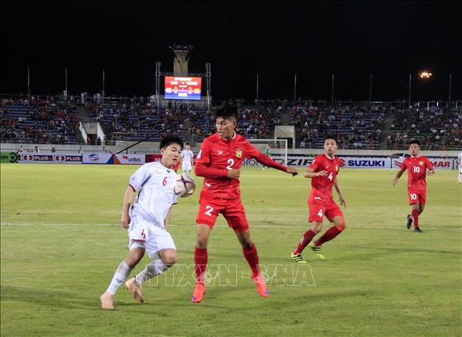 Trong ảnh: Một pha tranh chấp bóng giữa cầu thủ hai đội. Ảnh: Phạm Kiên – Phóng viên TTXVN tại Lào