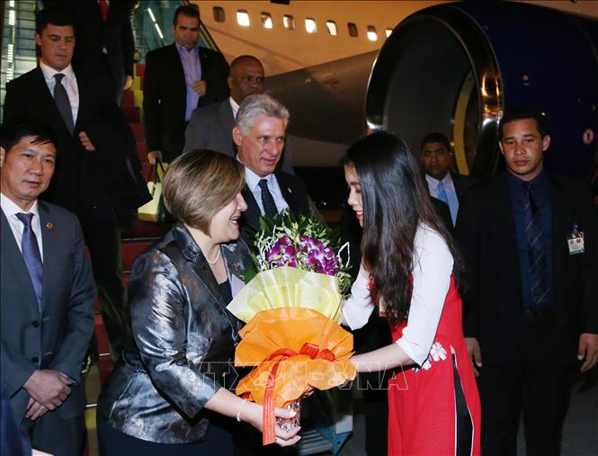 Trong ảnh: Thiếu nữ Thủ đô Hà Nội tặng hoa chào mừng Chủ tịch HĐNN và HĐBT Cuba Miguel Mario Diáz-Canel Bermúdez và Phu nhân đến thăm Việt Nam. Ảnh: Lâm Khánh - TTXVN