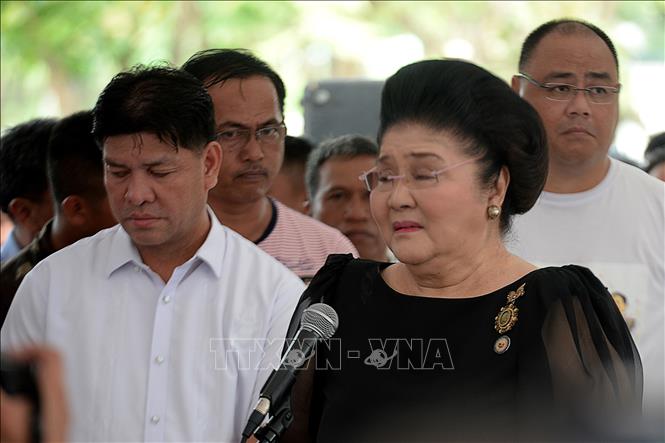 Trong ảnh: Cựu đệ nhất phu nhân Philippines Imelda Marcos (phải, phía trước) tại lễ tang chồng bà, cố Tổng thống Ferdinand Marcos ở nghĩa trang thủ đô Manila ngày 19/11/2016. Ảnh: AFP/ TTXVN
